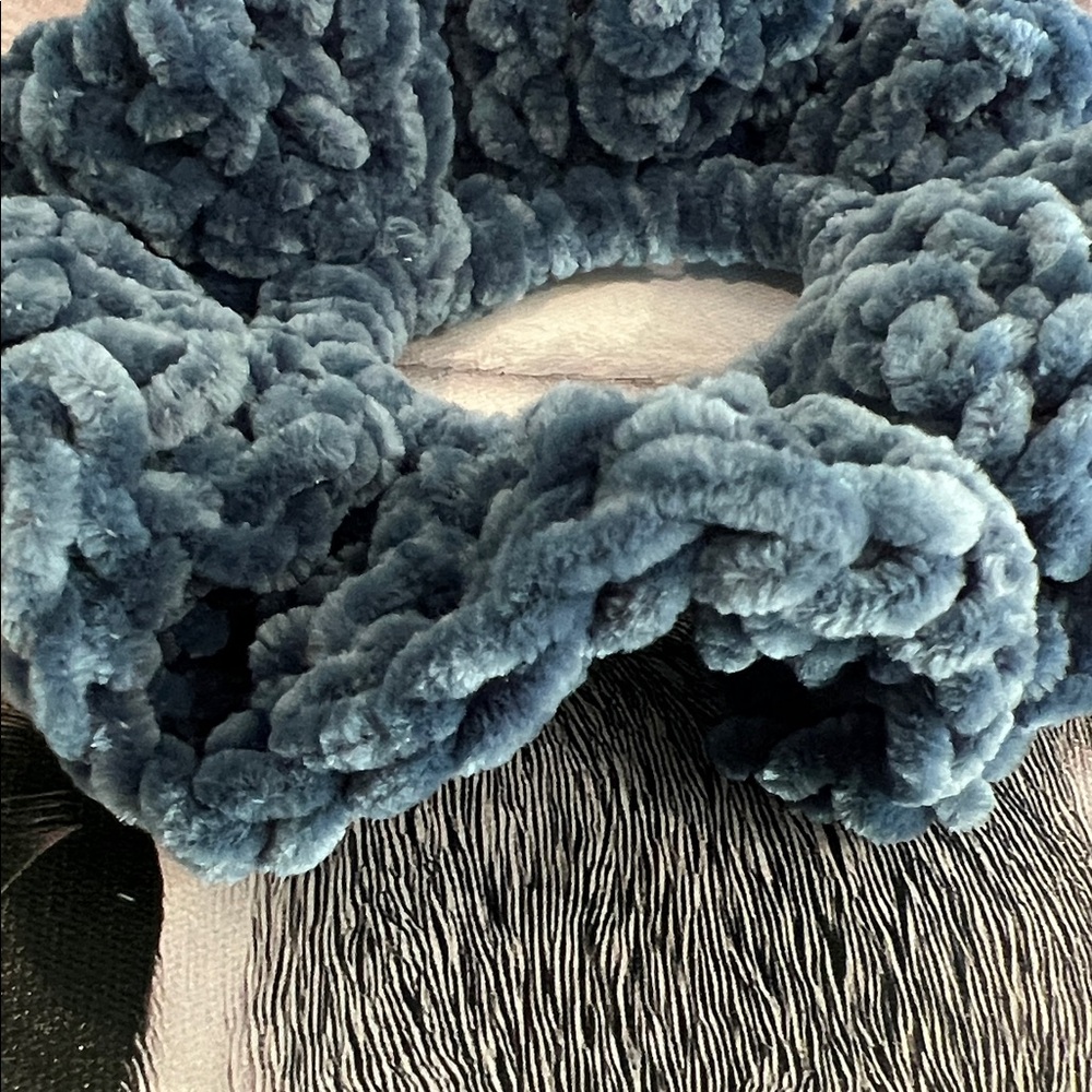 🧩Blue Velvet Scrunchies Set of 2 - Picture 3 of 3
